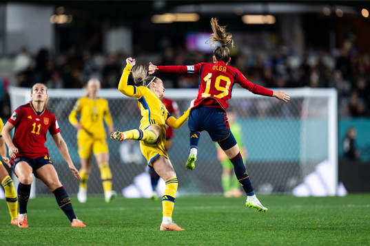 Kosovare Asllani of Sweden and Olga Carmona of Spain