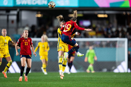 Kosovare Asllani of Sweden and Olga Carmona of Spain