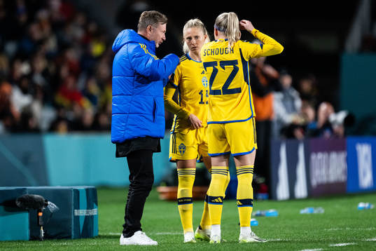 Head coach Peter Gerhardsson, Rebecka Blomqvist and Olivia
