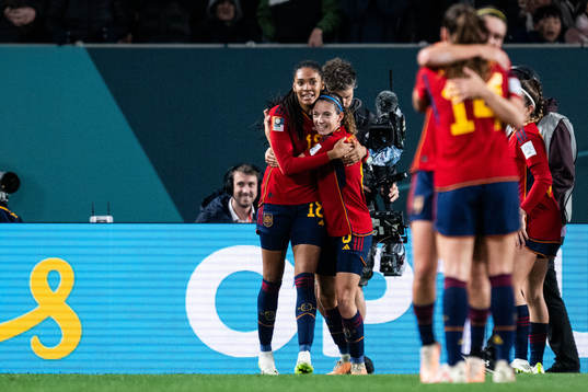 Salma Paralluelo of Spain celebrates with Aitana Bonmati