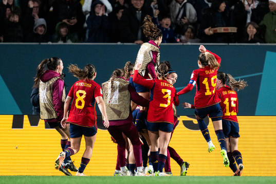 Salma Paralluelo of Spain celebrates with team mates