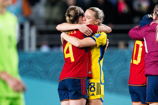 Irene Paredes of Spain and Fridolina Rolfö of Sweden