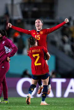 Ona Batlle and Eva Navarro of Spain celebrate