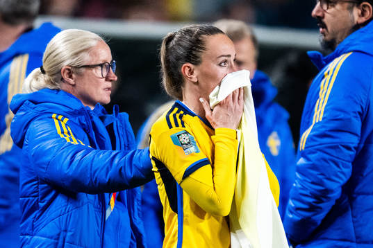 Assistant coach Victoria Sandell and Kosovare Asllani of