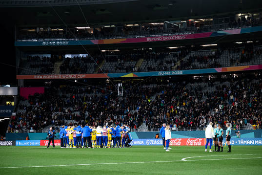 Players of Sweden gather and Caroline Seger speaks to