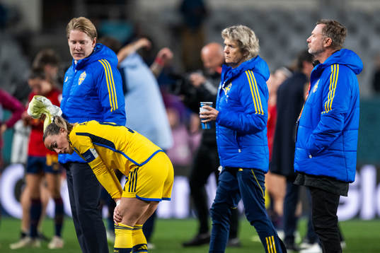 Kosovare Asllani and Head coach Peter Gerhardsson of Sweden