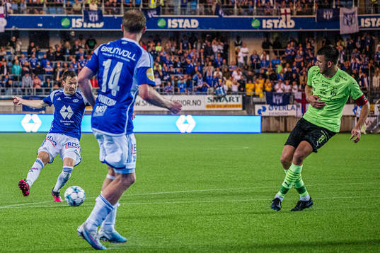Martin Linnes of Molde scores the 2-0 goal