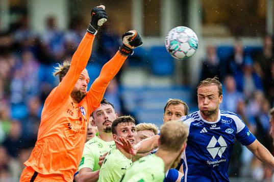 Jonathan Johansson of Klaksvik and Martin Ellingsen of Molde