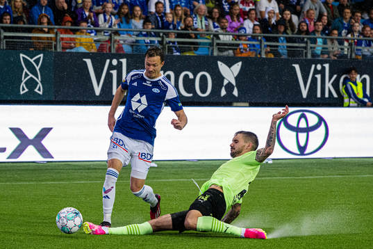 Martin Linnes of Molde and René Joensen of Klaksvik