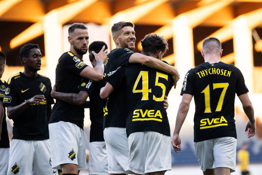 AIKs Taha Ayari jublar med Anton Salétros