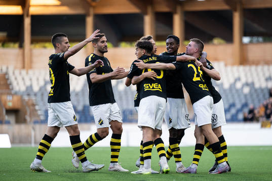 AIKs Ioannis Pittas jublar med lagkamrater