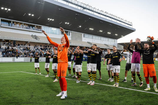AIKs målvakt Samuel Brolin jublar med lagkamrater