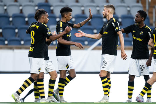 AIKs Rui Modesto jublar med lagkamrater
