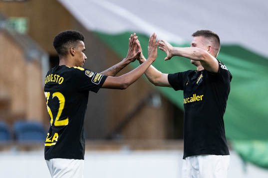 AIKs Rui Modesto jublar med Mads Døhr Thychosen
