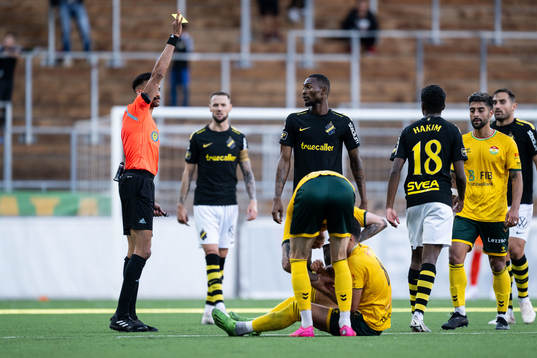 AIKs Abdihakin Ali tilldelas gult kort av Domare Farouk