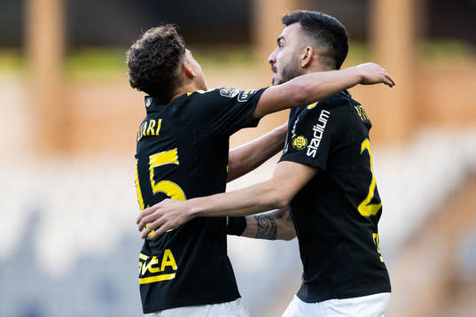 AIKs Ioannis Pittas jublar med Taha Ayari