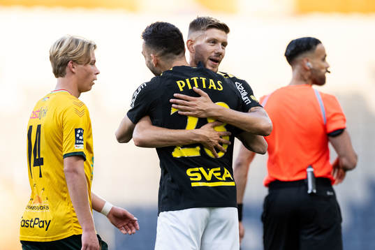 AIKs Ioannis Pittas jublar med Anton Salétros