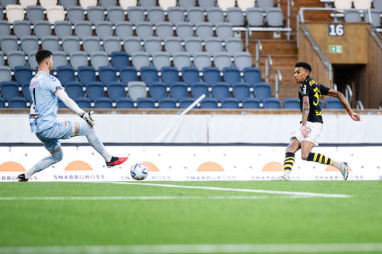 AIKs Rui Modesto gör 0-3 bakom Dalkurds målvakt Senne Vits