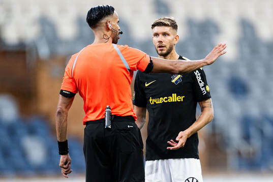 AIKs Anton Salétros reagerar mot Domare Farouk Nehdi