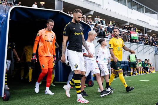 AIKs målvakt Samuel Brolin och Alexander Milosevic