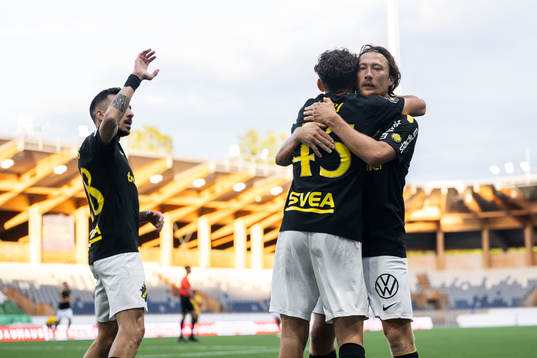AIKs Taha Ayari jublar med Dino Besirovic och Axel