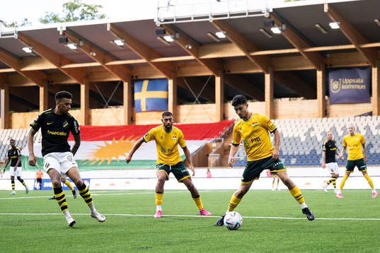 AIKs Rui Modesto mot Dalkurds Rassa Rahmani och Rinwar
