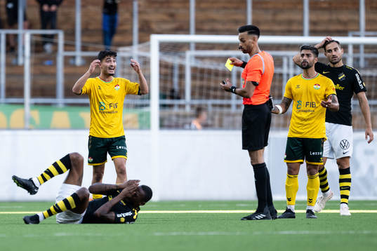 Dalkurds Rinwar Othman och Rodin Deprem reagerar mot Domare