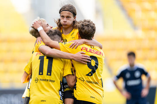 Elfsborgs spelare med Lucas Eliasson jublar