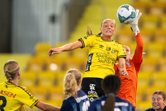 Elfsborgs Stina Jensen och Husqvarnas målvakt Hedda
