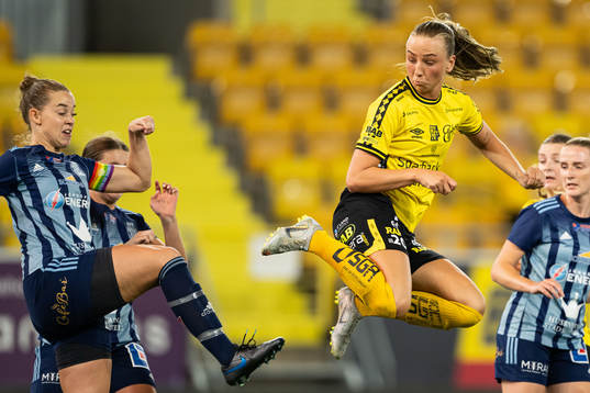 Husqvarnas Victoria Ström och Elfsborgs Stina Jensen