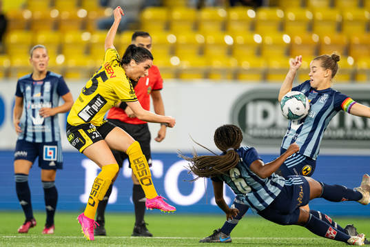 Elfsborgs Izabella Bergström och Husqvarnas Victoria Ström