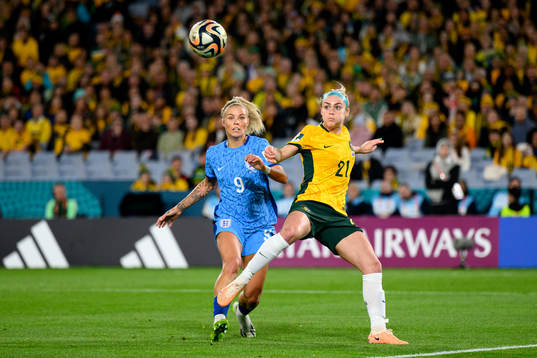Rachel Daly of England and Ellie Carpenter of Australia
