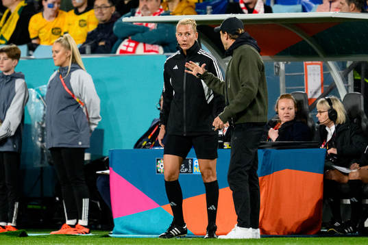 Fourth official Tess Olofsson talks to Head coach Tony