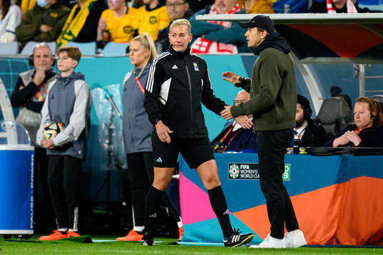 Fourth official Tess Olofsson talks to Head coach Tony