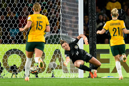 goalkeeper Mackenzie Arnold of Australia as Alessia Russo