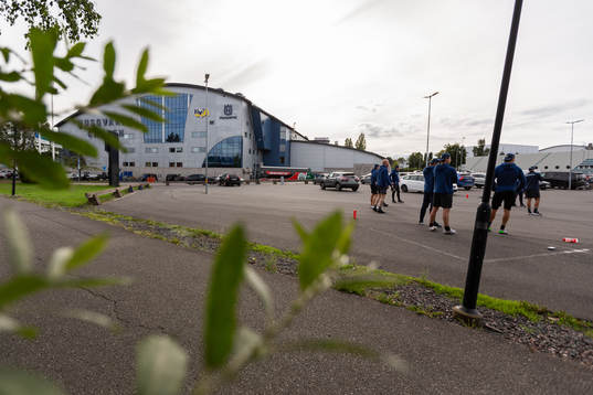 Spelare ur HV71 värmer upp