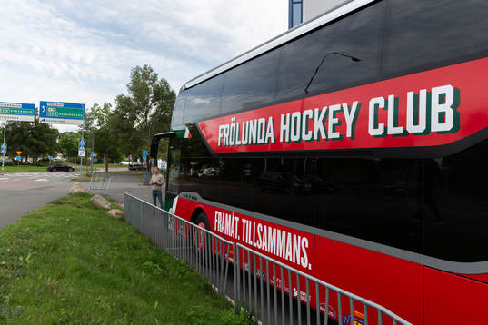 Frölundas buss utanför Husqvarna Garden