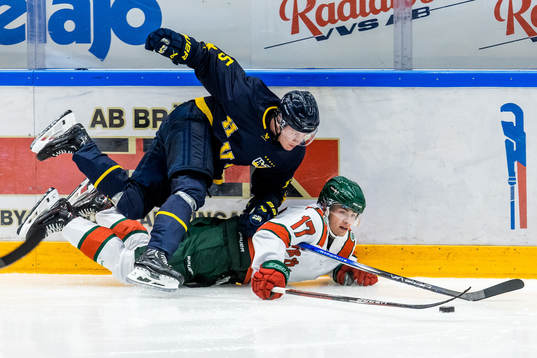 HV71s Victor Sjöholm och Frölundas Isac Born