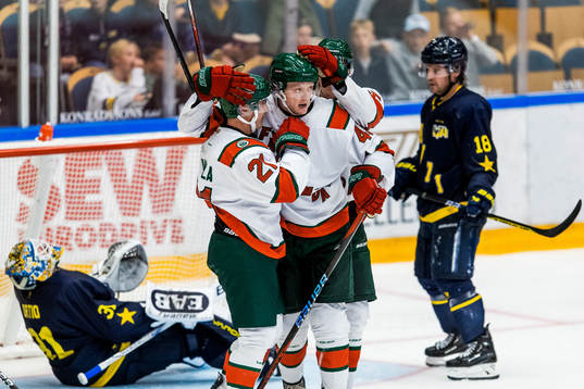 Frölundas Carl Klingberg jublar med lagkamrater