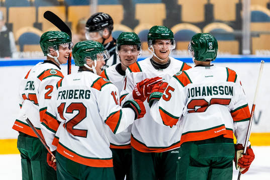 Frölundas Max Friberg och Erik Borg jublar med lagkamrater