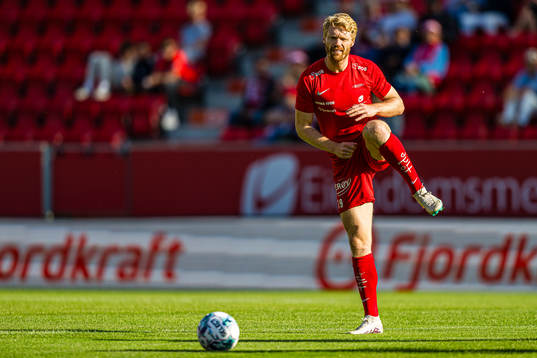 Sivert Heltne Nilsen of Brann warms up