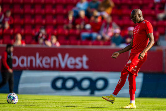 Monga Aluta Simba of Brann warms up