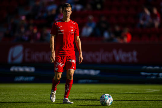 Sander Kartum of Brann warms up