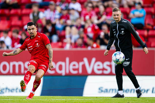 Niklas Castro of Brann warms up
