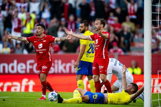 Niklas Castro and Bård Finne of Brann reacts