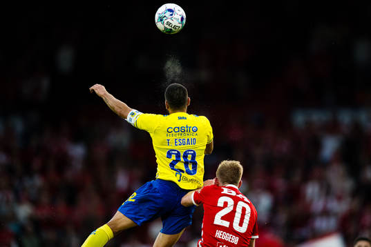 Pedro Moreira of Arouca and Aune Heggebø of Brann