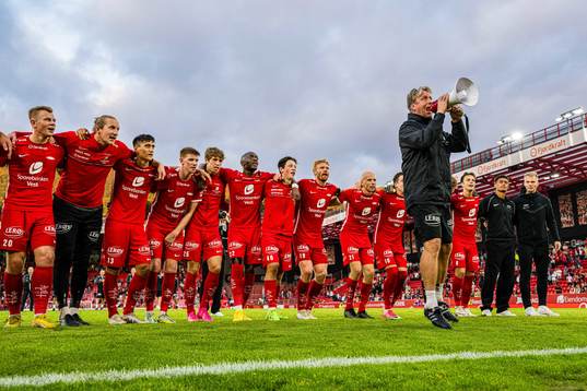 Players and staff of Brann celebrates