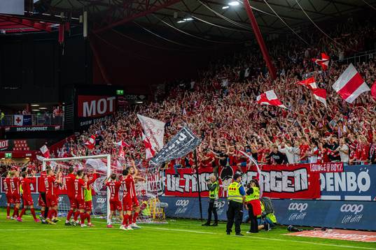 Players and staff of Brann celebrates
