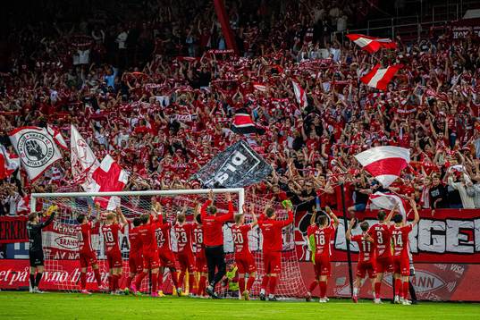 Players and staff of Brann celebrates