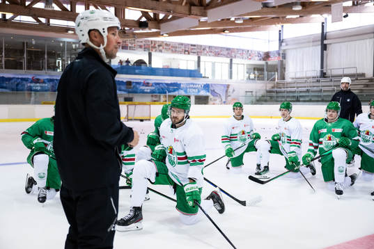 Rögles tränare Cam Abbott och spelare
